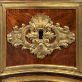 A REGENCE ORMOLU- MOUNTED KINGWOOD PARQUETRY COMMODE EN ARBALETE - Foto 5
