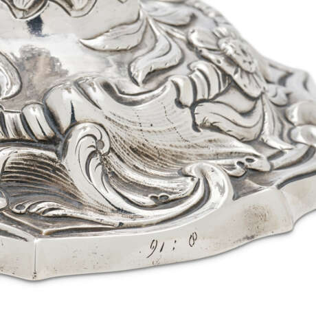 A SET OF FOUR GEORGE II SILVER CANDLESTICKS - Foto 2