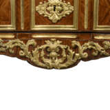 A REGENCE ORMOLU- MOUNTED KINGWOOD PARQUETRY COMMODE EN ARBALETE - Foto 6
