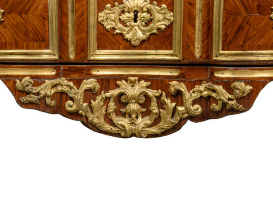 A REGENCE ORMOLU- MOUNTED KINGWOOD PARQUETRY COMMODE EN ARBALETE - Foto 6
