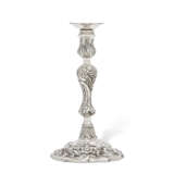 A SET OF FOUR GEORGE II SILVER CANDLESTICKS - Foto 4