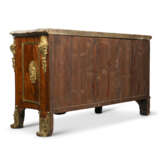 A REGENCE ORMOLU- MOUNTED KINGWOOD PARQUETRY COMMODE EN ARBALETE - Foto 9