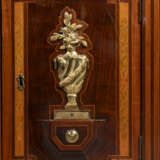 A LATE LOUIS XV ORMOLU-MOUNTED BOIS SATINE, AMARANTH, FRUITWOOD, HAREWOOD, GREEN-STAINED AND MARQUETRY SECRETAIRE A ABATTANT - Foto 4