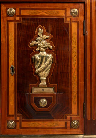 A LATE LOUIS XV ORMOLU-MOUNTED BOIS SATINE, AMARANTH, FRUITWOOD, HAREWOOD, GREEN-STAINED AND MARQUETRY SECRETAIRE A ABATTANT - Foto 4