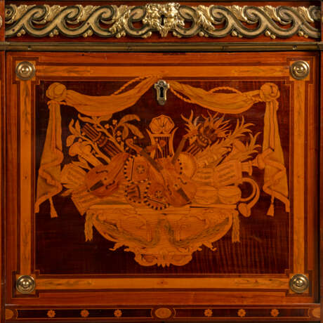 A LATE LOUIS XV ORMOLU-MOUNTED BOIS SATINE, AMARANTH, FRUITWOOD, HAREWOOD, GREEN-STAINED AND MARQUETRY SECRETAIRE A ABATTANT - Foto 5