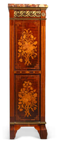 A LATE LOUIS XV ORMOLU-MOUNTED BOIS SATINE, AMARANTH, FRUITWOOD, HAREWOOD, GREEN-STAINED AND MARQUETRY SECRETAIRE A ABATTANT - Foto 7