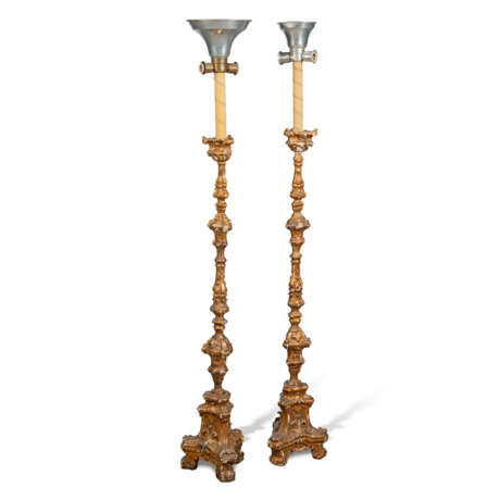 A PAIR OF ITALIAN CARVED AND GILTWOOD ALTAR CANDLESTICKS - фото 2
