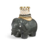 A RARE JEWELLED GOLD-MOUNTED AND ENAMEL KALGAN JASPER MODEL OF AN ELEPHANT AND CASTLE - фото 1