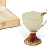 A JEWELLED, CHAMPLEVÉ AND GUILLOCHÉ ENAMEL TWO-COLOUR GOLD-MOUNTED BOWENITE CHARKA - фото 1