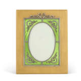 A SILVER-MOUNTED AND GUILLOCHÉ ENAMEL SYCAMORE PHOTOGRAPH FRAME - Foto 1