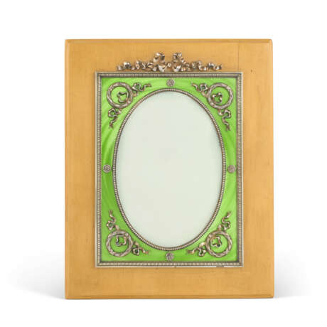 A SILVER-MOUNTED AND GUILLOCHÉ ENAMEL SYCAMORE PHOTOGRAPH FRAME - Foto 1