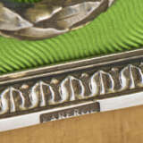 A SILVER-MOUNTED AND GUILLOCHÉ ENAMEL SYCAMORE PHOTOGRAPH FRAME - Foto 3