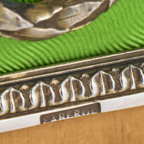 A SILVER-MOUNTED AND GUILLOCHÉ ENAMEL SYCAMORE PHOTOGRAPH FRAME - Foto 3