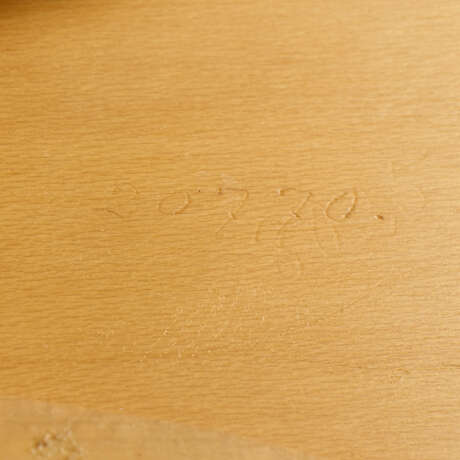 A SILVER-MOUNTED AND GUILLOCHÉ ENAMEL SYCAMORE PHOTOGRAPH FRAME - Foto 4