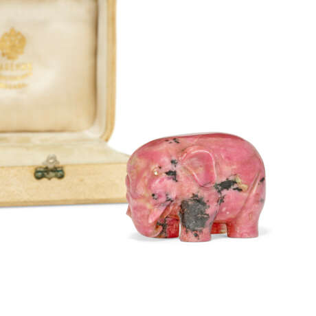 A JEWELLED RHODONITE MODEL OF AN ELEPHANT - фото 1