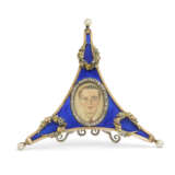 A JEWELLED FOUR-COLOUR GOLD-MOUNTED AND GUILLOCHÉ ENAMEL MINIATURE PHOTOGRAPH FRAME - фото 1