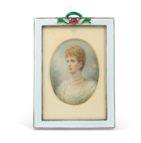 AN EDWARD VII GEM-SET AND GUILLOCHÉ ENAMEL SILVER PHOTOGRAPH FRAME WITH PORTRAIT MINIATURE - фото 1