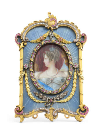 A JEWELLED THREE-COLOUR GOLD-MOUNTED AND GUILLOCHÉ ENAMEL PHOTOGRAPH FRAME WITH PORTRAIT MINIATURE - фото 1 A JEWELLED THREE-COLOUR GOLD-MOUNTED AND GUILLOCHÉ ENAMEL PHOTOGRAPH FRAME WITH PORTRAIT MINIATURE - фото 1