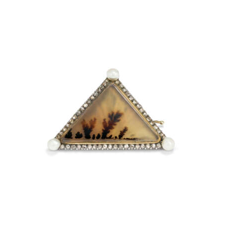 A JEWELLED GOLD-MOUNTED MOSS AGATE BROOCH - photo 1 A JEWELLED GOLD-MOUNTED MOSS AGATE BROOCH - photo 1