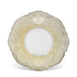 A LARGE RUSSIAN IMPERIAL PRESENTATION PARCEL-GILT SILVER CHARGER - фото 1
