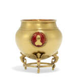 A JEWELLED AND GUILLOCHÉ ENAMEL TWO-COLOUR GOLD CHARKA - Foto 1