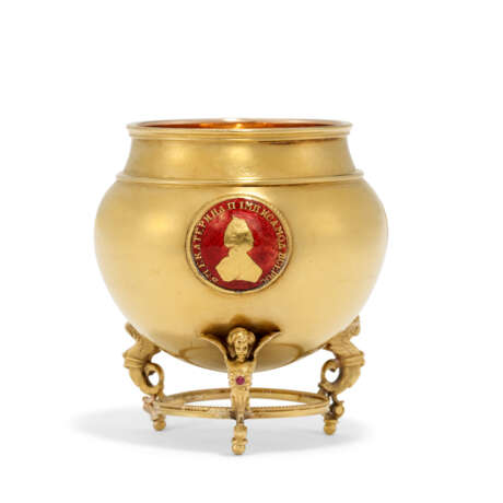 A JEWELLED AND GUILLOCHÉ ENAMEL TWO-COLOUR GOLD CHARKA - Foto 1