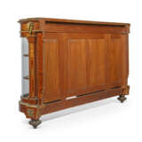 A VICTORIAN ORMOLU-MOUNTED BURR WALNUT, THUYA, AMARANTH, AND SYCAMORE MARQUETRY CREDENZA - Foto 6