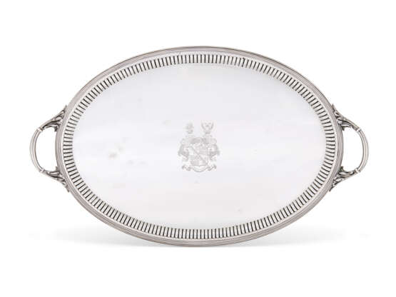 A VICTORIAN SILVER TRAY - Foto 1