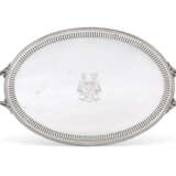 A VICTORIAN SILVER TRAY - Foto 1