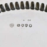 A VICTORIAN SILVER TRAY - Foto 2