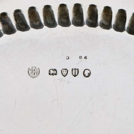 A VICTORIAN SILVER TRAY - Foto 2