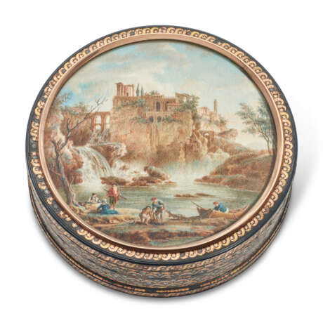 A LOUIS XVI GOLD AND MOTHER-OF-PEARL PIQUE-POSE AND TORTOISESHELL BONBONNIERE SET WITH A MINIATURE - Foto 1