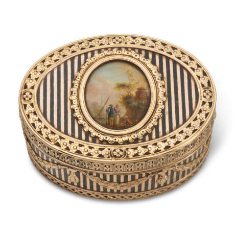 A LOUIS XV GOLD-MOUNTED AND LACQUER SNUFF-BOX SET WITH A MINIATURE - photo 1