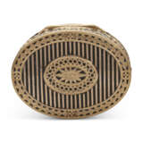 A LOUIS XV GOLD-MOUNTED AND LACQUER SNUFF-BOX SET WITH A MINIATURE - photo 2