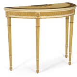 A GEORGE III PAINTED AND PARCEL-GILT DEMI-LUNE SIDE TABLE - Foto 3