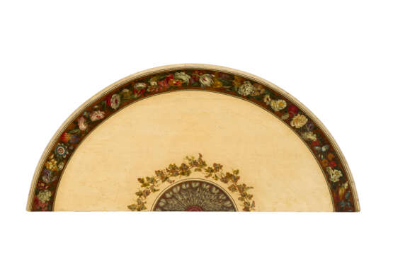A GEORGE III PAINTED AND PARCEL-GILT DEMI-LUNE SIDE TABLE - Foto 4