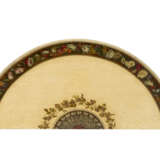 A GEORGE III PAINTED AND PARCEL-GILT DEMI-LUNE SIDE TABLE - Foto 4