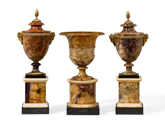 AN ASSEMBLED THREE-PIECE ORMOLU-MOUNTED BLUE JOHN AND FLUORSPAR GARNITURE - photo 2
