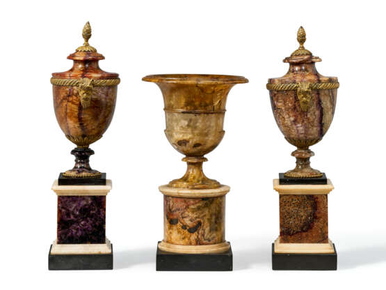 AN ASSEMBLED THREE-PIECE ORMOLU-MOUNTED BLUE JOHN AND FLUORSPAR GARNITURE - photo 3