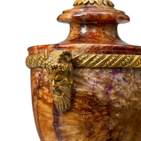 AN ASSEMBLED THREE-PIECE ORMOLU-MOUNTED BLUE JOHN AND FLUORSPAR GARNITURE - photo 4