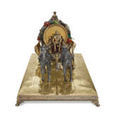 A CONTINENTAL ENAMEL AND PEARL-MOUNTED SILVER AND SILVER-GILT MODEL OF A BARREL-FORM CARRIAGE - Foto 2