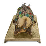 A CONTINENTAL ENAMEL AND PEARL-MOUNTED SILVER AND SILVER-GILT MODEL OF A BARREL-FORM CARRIAGE - Foto 4