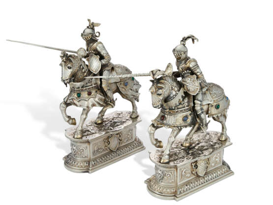 A PAIR OF GERMAN HARDSTONE-MOUNTED SILVER FIGURES OF JOUSTING KNIGHTS - photo 1