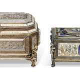 TWO AUSTRIAN SILVER AND ENAMEL-MOUNTED ROCK CRYSTAL TABLE CASKETS - Foto 2