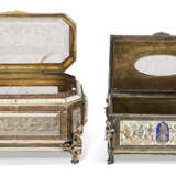 TWO AUSTRIAN SILVER AND ENAMEL-MOUNTED ROCK CRYSTAL TABLE CASKETS - Foto 4