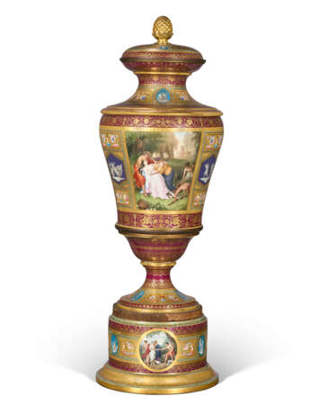 A VERY LARGE VIENNA STYLE PORCLEAIN CLARET AND GOLD GROUND VASE, COVER AND STAND - photo 4