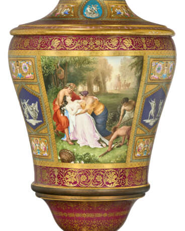 A VERY LARGE VIENNA STYLE PORCLEAIN CLARET AND GOLD GROUND VASE, COVER AND STAND - photo 5