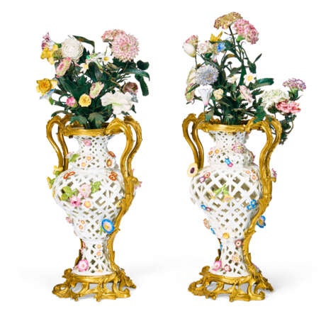 A PAIR OF ORMOLU-MOUNTED MEISSEN PORCELAIN RETICULATED VASES AND FLOWER BOUQUETS - photo 3