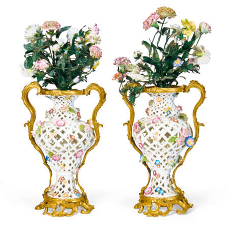 A PAIR OF ORMOLU-MOUNTED MEISSEN PORCELAIN RETICULATED VASES AND FLOWER BOUQUETS - photo 5