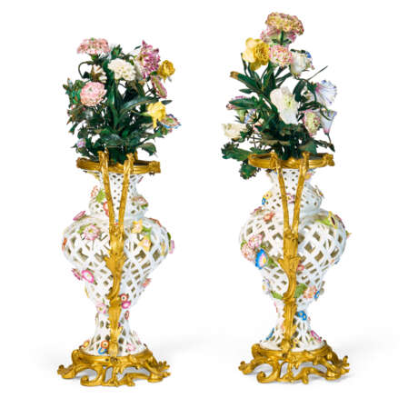 A PAIR OF ORMOLU-MOUNTED MEISSEN PORCELAIN RETICULATED VASES AND FLOWER BOUQUETS - photo 6